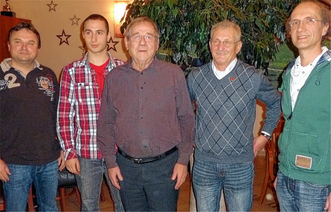 Der TTF-Vorsitzende Dieter Grulich ehrt Oskar del Negro, Herbert Mahler, Rudolf Schneider und Christof Müller (v. li.). Foto: Wolf