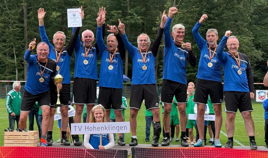 Der TV Hohenklingen (M60) ist Deutscher Meister im Faustball. Fotos: Fotomoment