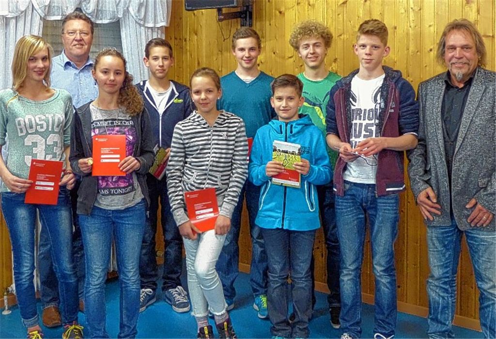 Der TV Schützingen händigt das Deutsche Sportabzeichen aus: im Bild Klara Angermaier, Erster Vorsitzender Bernd Schaßberger, Sarah Lutz, Paul Angermaier, Carla Grönbeck, Marcel Lutz, Sven Zehetmaier, Martin Kowollik, Paul Erb, Zweiter Vorsitzender Sigi Nonnenmann (v.li.).