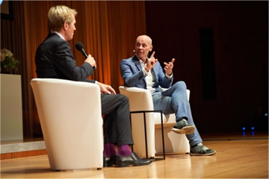 Der TV-bekannte Moderator Markus Brock in der Talkrunde mit dem Referenten Professor Dr. Stefan Bratzel (re.). Foto: privat