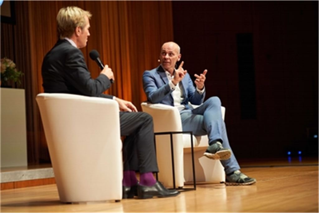 Der TV-bekannte Moderator Markus Brock in der Talkrunde mit dem Referenten Professor Dr. Stefan Bratzel (re.). Foto: privat