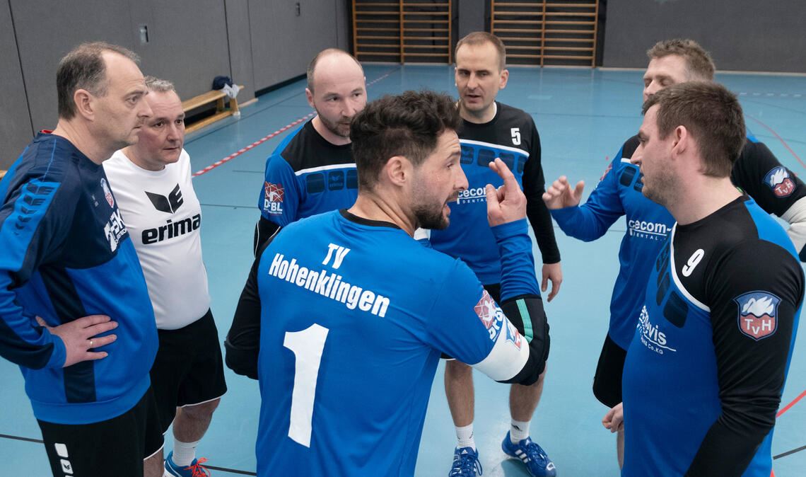 Der TVH-Kapitän Marco Kühner schwört sein Team während des ersten Gruppenspiels auf die kommenden Aufgaben ein – mit Erfolg. Foto: Fotomoment