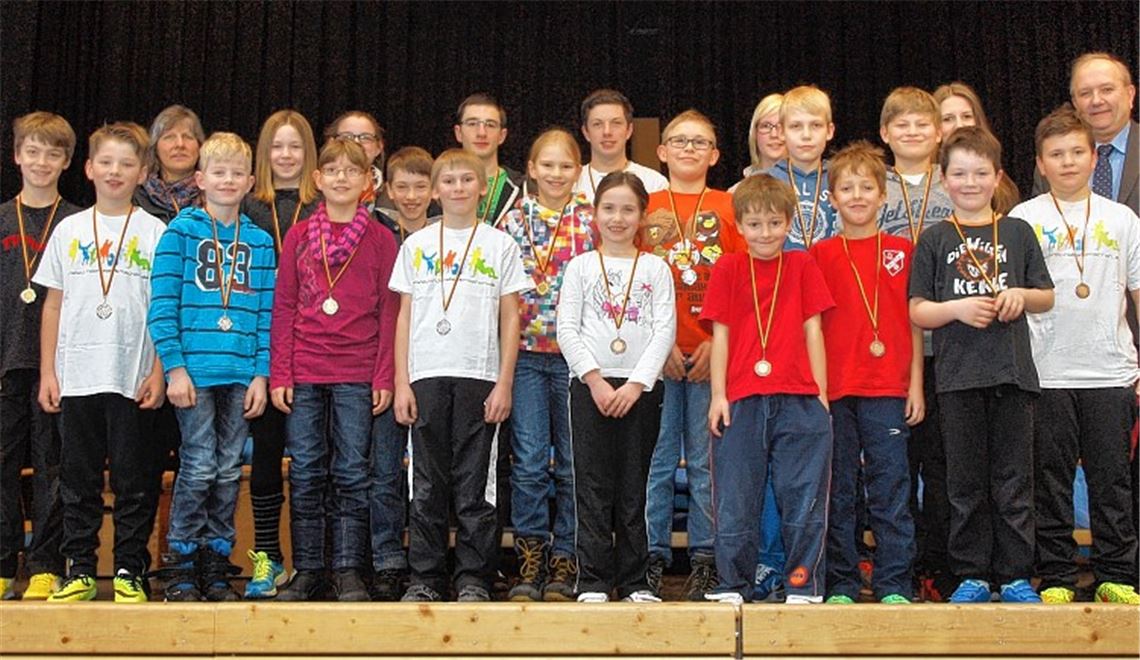 Der TVP-Ehrenvorsitzende Rolf Nagel (re.) zeichnet die erfolgreichen Mehrkämpfer aus.