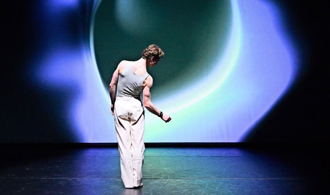 Der Tänzer Anton Tcherny mit Sensor am Handgelenkt