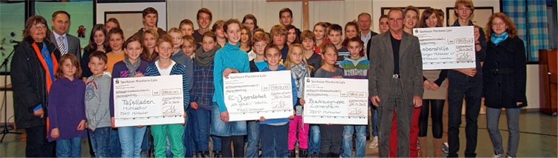 Der „Tag der guten Tat“ wirkt positiv nach: Die Schulversammlung hat vier großzügige Spendenschecks verteilt.