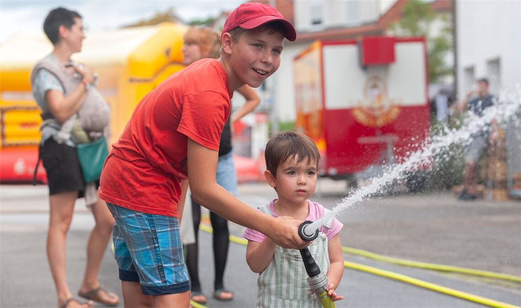 Der Tag der offenen Tür weckt bei Max (li.) Interesse an der Feuerwehr. Foto: Fotomoment