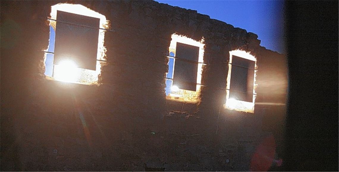 Der Tag verabschiedet sich – und hinter den Burgfenstern der Löffelstelz geht das Licht an, das auch in der Nacht weithin sichtbar von der Schönheit der Sehenswürdigkeit kündet.