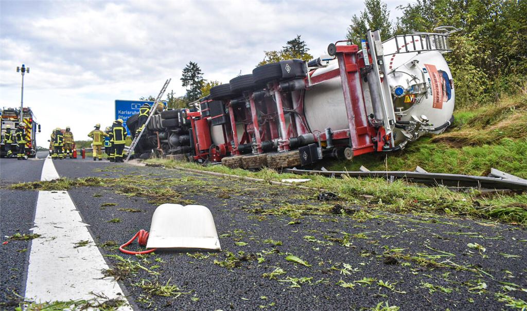 Der Tanklaster schleudert von der Fahrbahn und kippt neben der A8 an der Böschung um. Fotos: Myroshnichenko