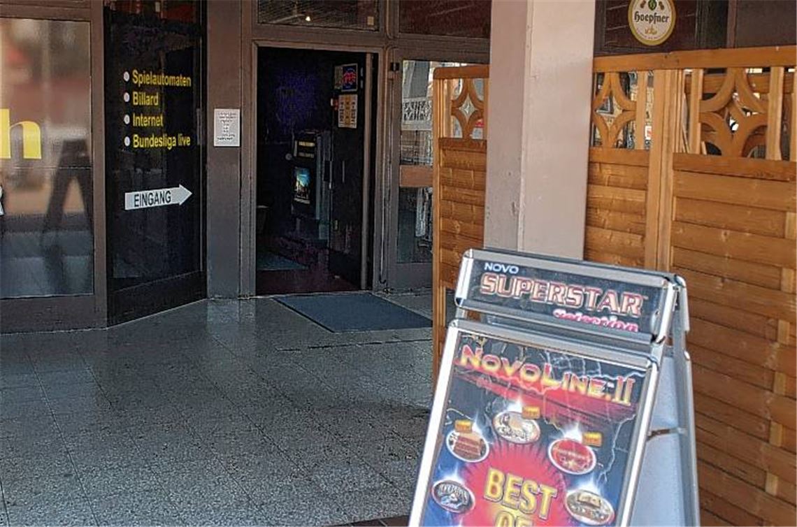 Der Tatort am Tag danach: Die Räuber haben dem Angestellten, als dieser zuschließen wollte, in der Dunkelheit aufgelauert.