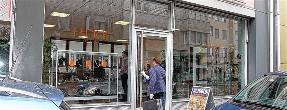 Der Tatort an der Christophallee: Beamte der Kriminalpolizei sichern die Spuren im Schmuckgeschäft, das am Freitagnachmittag zum Schauplatz eines bewaffneten Raubüberfalls wurde.