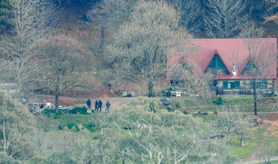 "Bitte gib auf": Großfahndung nach mordendem "Reichsbürger" Der Tatort auf einem abgelegenen Landgut wurde weiträumig abgesperrt.