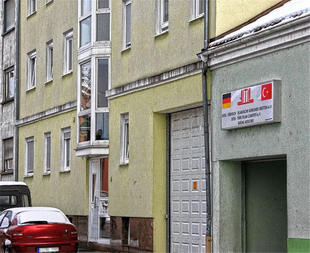 Der Tatort in Bretten: Das Mehrfamilienhaus an der Bismarckstraße liegt unmittelbar neben der Moschee der türkisch-islamischen Gemeinde.