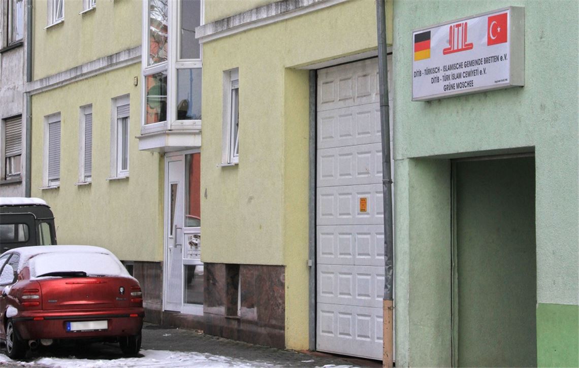 Der Tatort in Bretten: Das Mehrfamilienhaus an der Bismarckstraße liegt unmittelbar neben der Moschee der türkisch-islamischen Gemeinde. (Foto: Rebel)