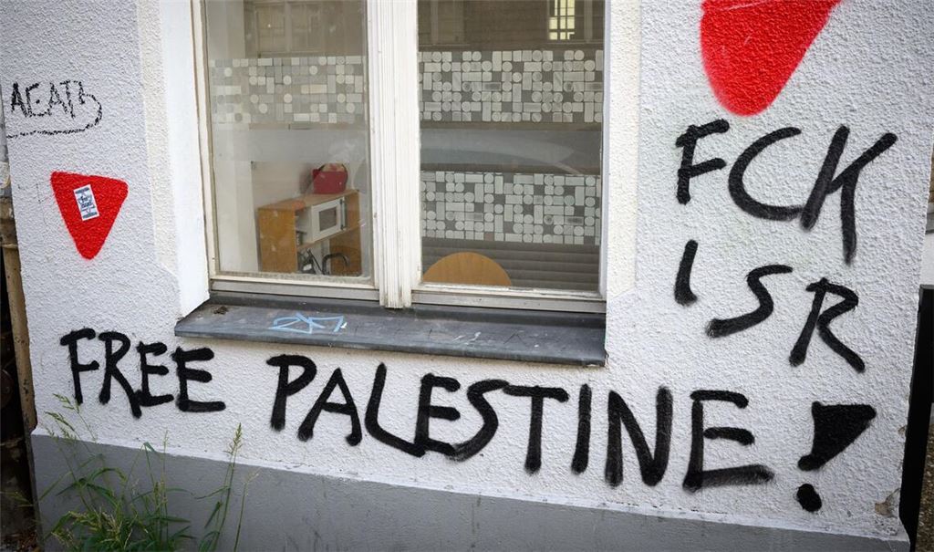 Der Terrororganisation Hamas ordnet der Verfassungsschutz das rote Dreieck zu, das auch häufiger bei propalästinensischen Kundgebungen zu sehen ist. (Archivbild)