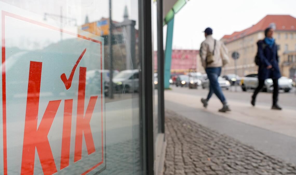 Der Textildiscounter schließt in Deutschland rund 150 Filialen.
