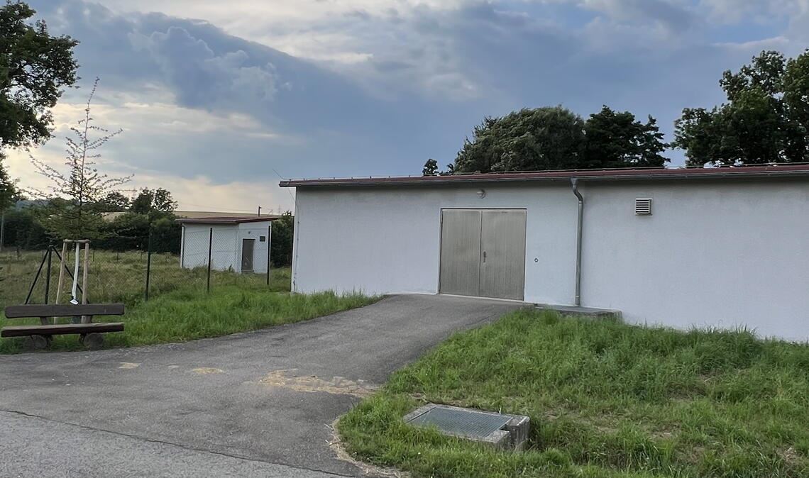 Der Tiefbrunnen Lückenbronn und das Gebäude der Wasseraufbereitungsanlage. Foto: Helbig