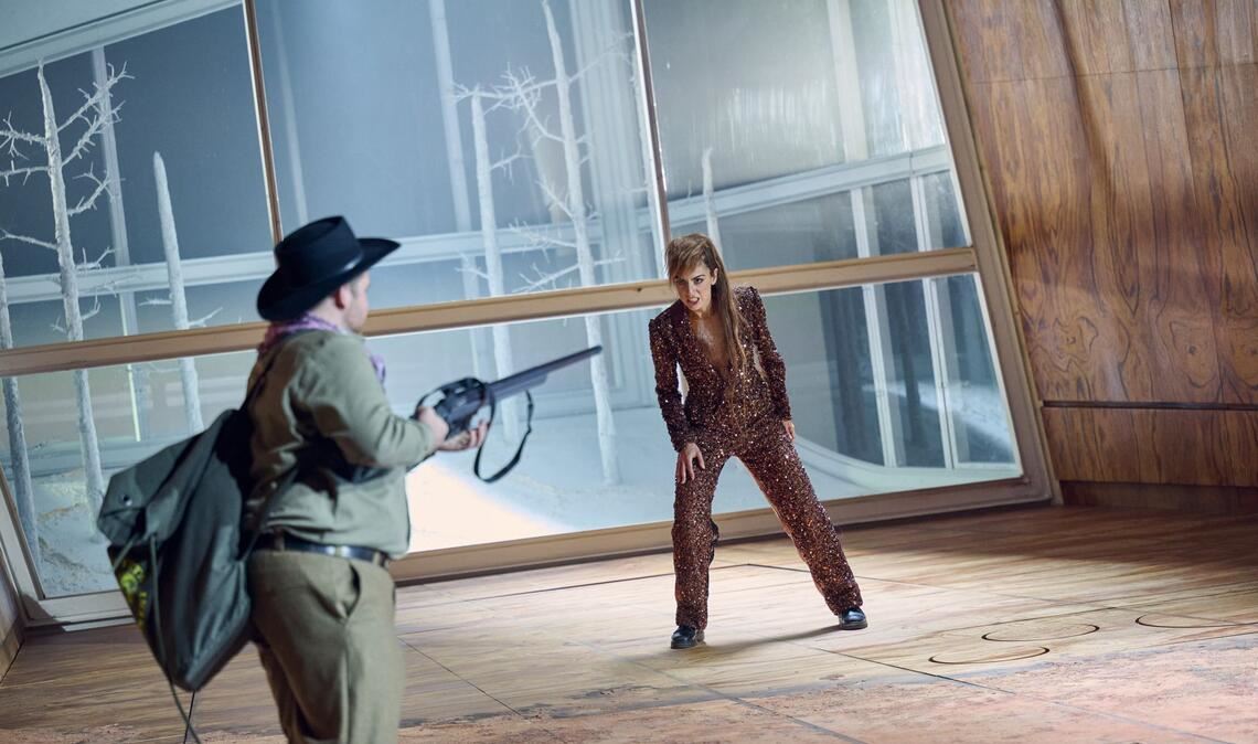 Der Tod ist ein Skandal: Claudia Muschio als Füchsin und Michael Nagl als Wilderer Haraschta.