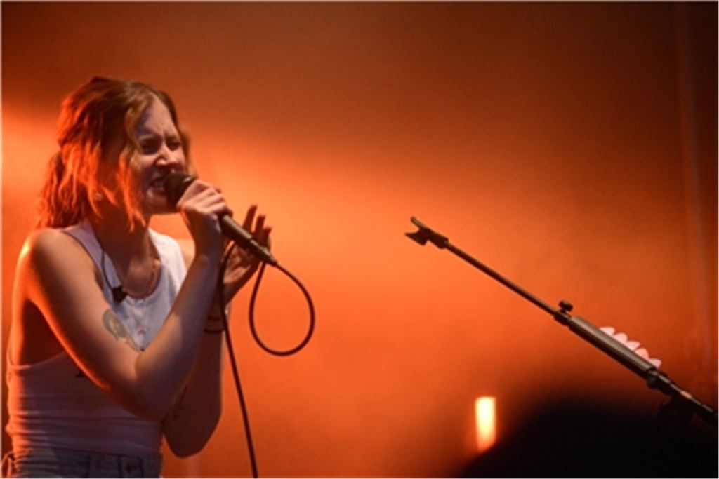 Der Top-Act: Die Sängerin Madeline Juno gastiert in Lomersheim. Rund 1000 Besucher hat das Enzland Festival am Samstag angelockt. Fotos: Stahlfeld