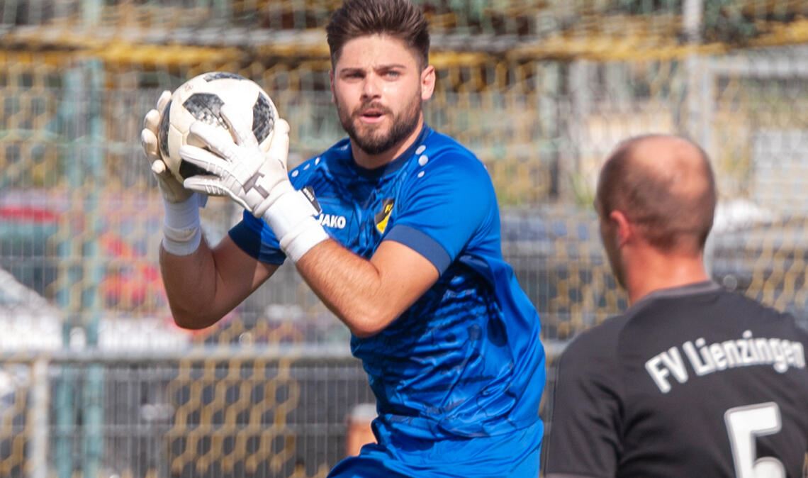 Der Torhüter des FV Lienzingen, Robert Jung, ist zur Stelle. Foto: Fotomoment