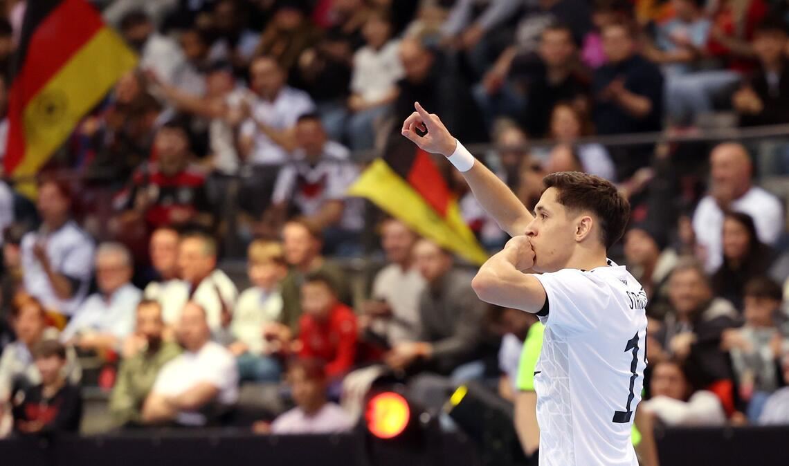 Der Torschütze zum 1:1: Pedro Strickert freut sich über den Ausgleich