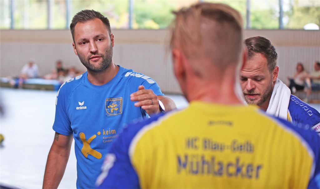 Der Trainer gibt die Richtung vor: Kim Kallfass erklärt seinen Spielern die Marschroute für die neue Saison. Fotos: Jürgen Müller