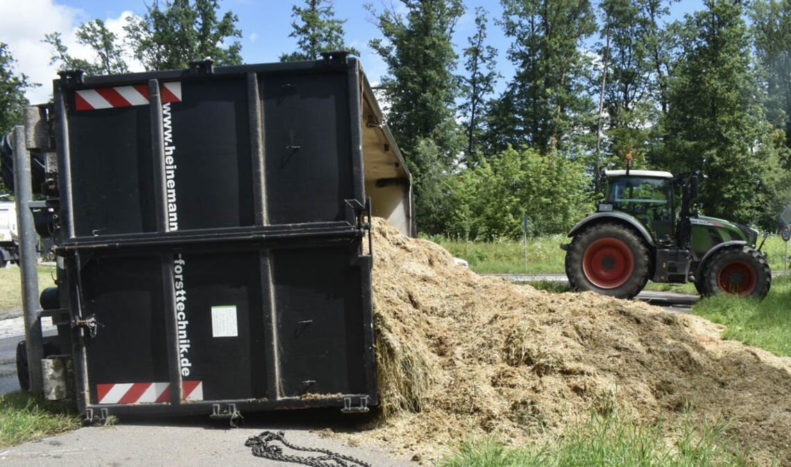 Der Traktor bleibt stehen, doch der Anhänger kippt im Kreisel um.Foto: Myroshnichenko