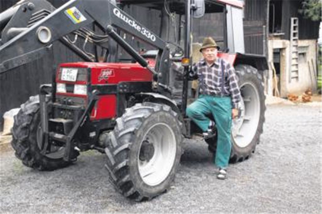 Der Traktor ist startklar: Nebenerwerbslandwirt Theo Bellon auf seinem Sengacher Hof. Foto: Sadler