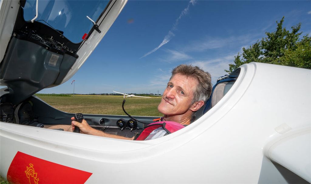 „Der Traum vom Fliegen ist ein tief verwurzelter Menschheitstraum“, sagt Eberhard Holl, Vorsitzender des Flugsportclubs Mühlacker. Bei schönem Wetter wird dieser Traum für die Mitglieder des Vereins jedes Wochenende wahr. Gemeinsam angepackt wird beim alljährlichen Flugplatzfest, das dieses Jahr am 16. und 17. September stattfindet. Fotos: Holl/Landratsamt
