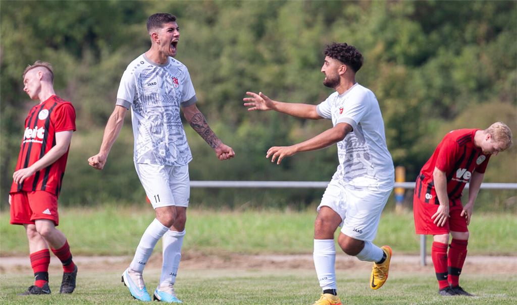 Der Türkische SV Mühlacker feiert einen 4:2-Sieg gegen SG Ölbronn-Dürrn. Fotos: Fotomoment