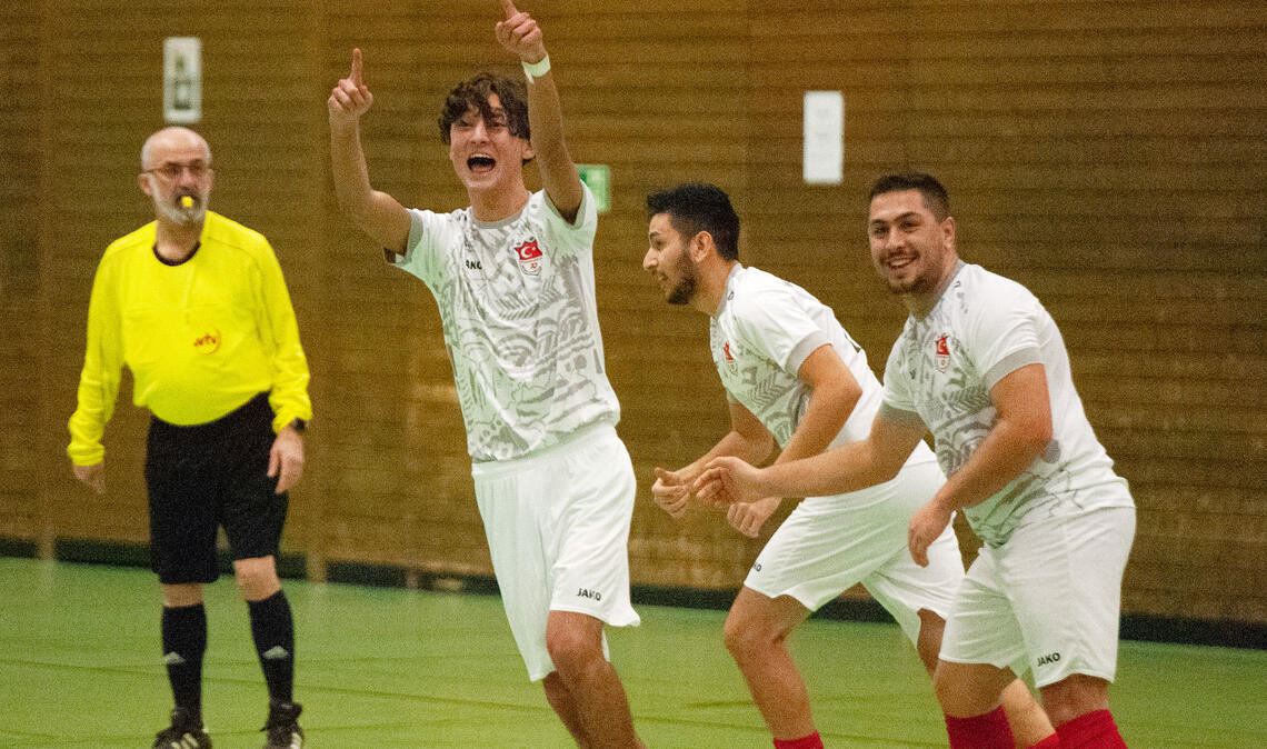 Der Türkische SV Mühlacker gewinnt den Hallenstadtpokal 2024 nach einem 4:3 im F...