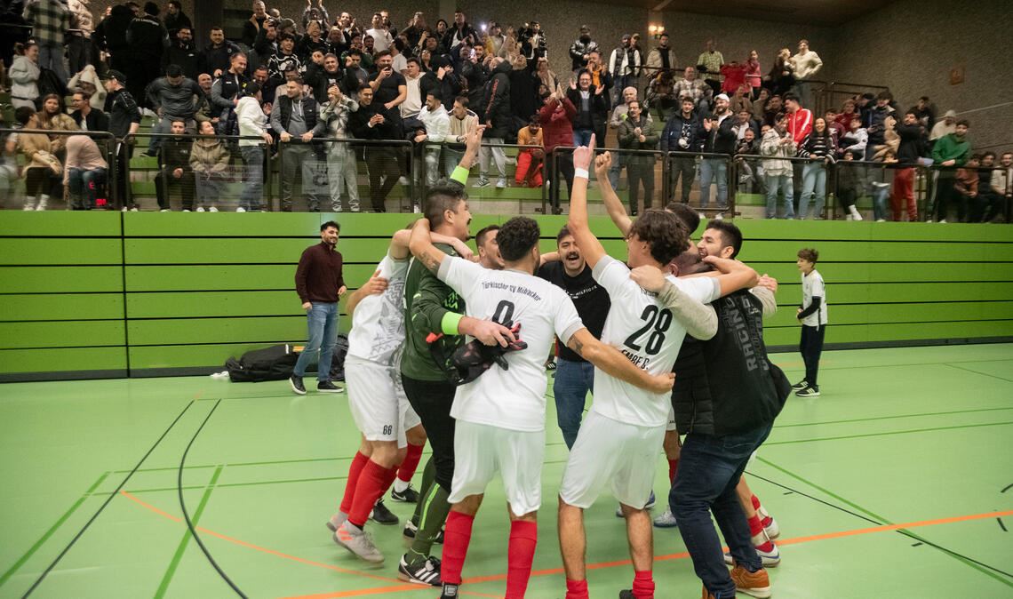 Der Türkische SV Mühlacker gewinnt den Hallenstadtpokal 2024 nach einem 4:3 im F...