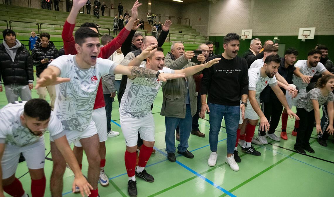 Der Türkische SV Mühlacker gewinnt den Hallenstadtpokal 2024 nach einem 4:3 im F...