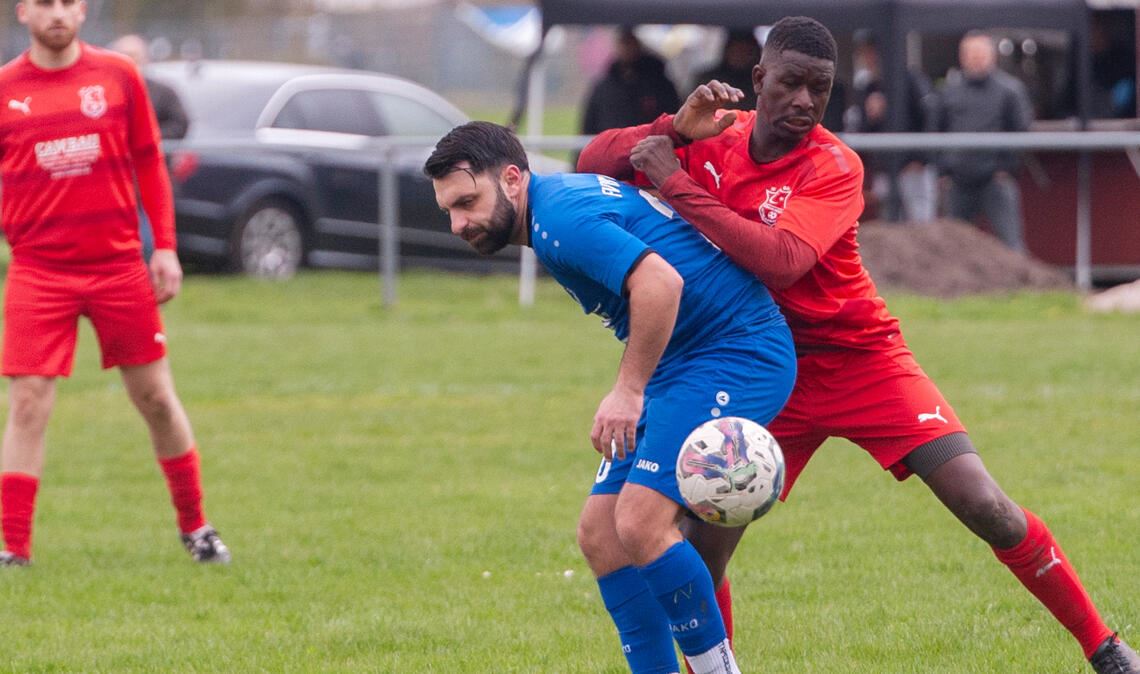 Der Türkische SV Mühlacker (hier in Rot gegen Göbrichen) hat 3:2 gesiegt. Foto: Fotomoment