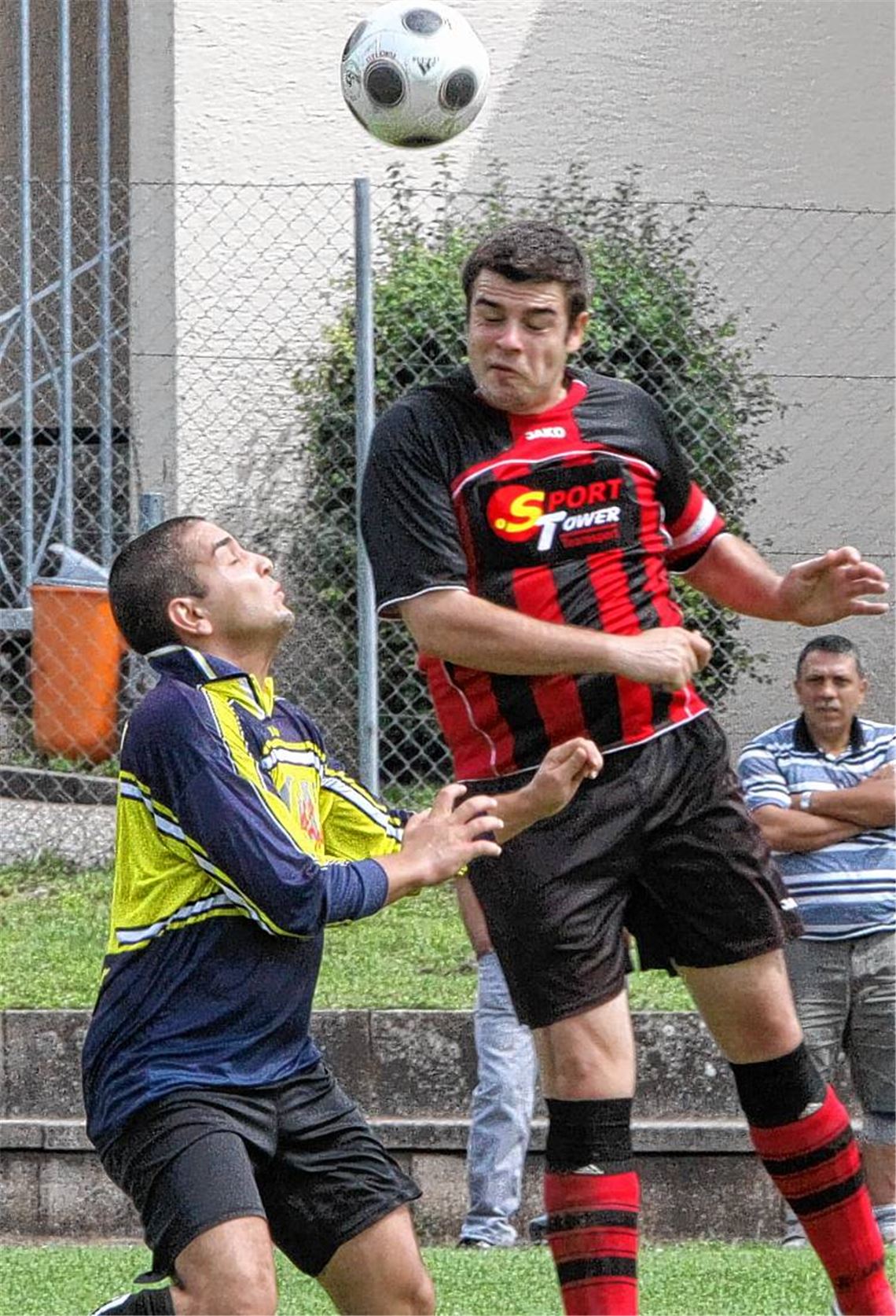 Der Türkische SV Mühlacker (in Gelb) richtet in diesem Jahr turnusgemäß das Fußball-Stadtturnier aus, zählt aber nicht zum Favoritenkreis. Vor einem Jahr war nach den Gruppenspielen (hier gegen die Sportfreunde) Schluss. Foto: Eigner