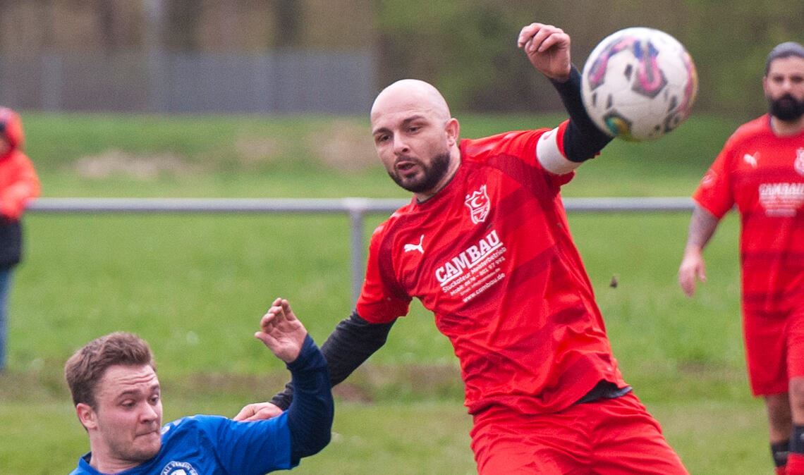Der Türkische SV Mühlacker (in Rot) hält den FV Göbrichen am Boden. Foto: Fotomoment