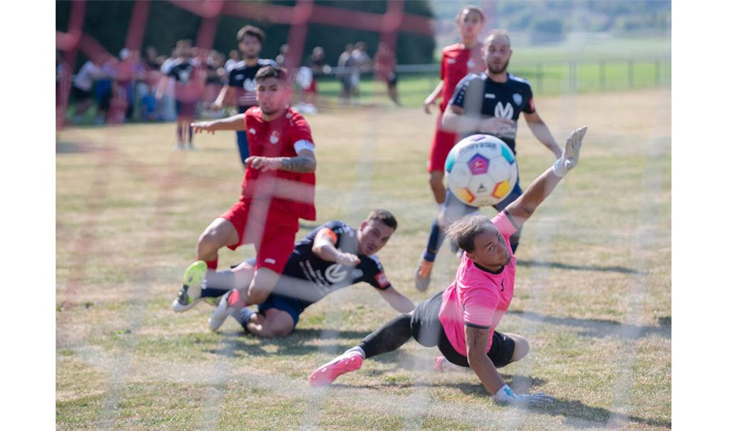 Der Türkische SV Mühlacker (in Rot) schlägt Hellas, hier das Tor zum 3:1. Foto: Fotomoment