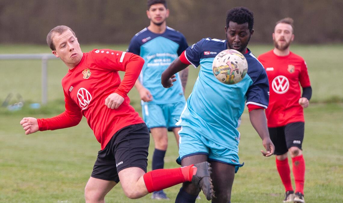 Der Türkische SV Mühlacker (in blau) feiert beim 3:0 gegen die Sportfreunde den vierten Sieg in Folge. Foto: Fotomoment