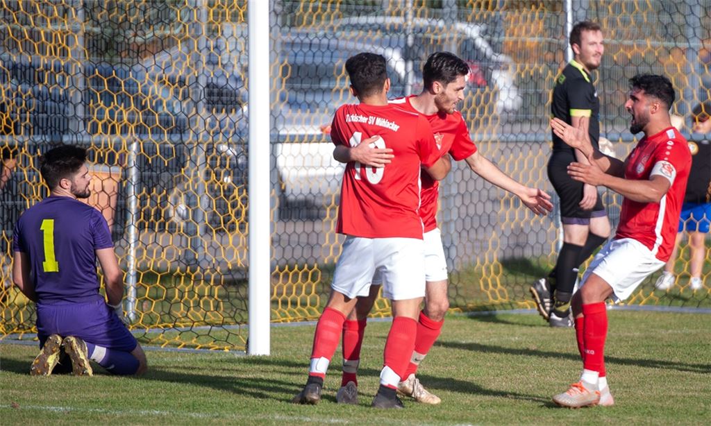Der Türkische SV Mühlacker jubelt und spielt 3:3 gegen Lienzingen. Foto: vh