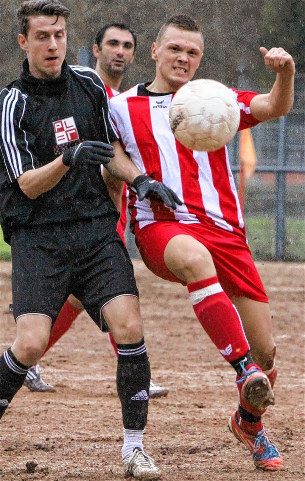 Der Türkische SV Mühlacker (rot-weiße Trikots) kämpft wacker, bekommt aber gegen den FV Tiefenbronn kaum eine gefährliche Aktion zustande. Foto: Eigner
