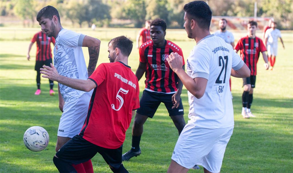 Der Türkische SV (in Weiß) gewinnt das Derby gegen die Sportfreunde. Foto: Fotomoment