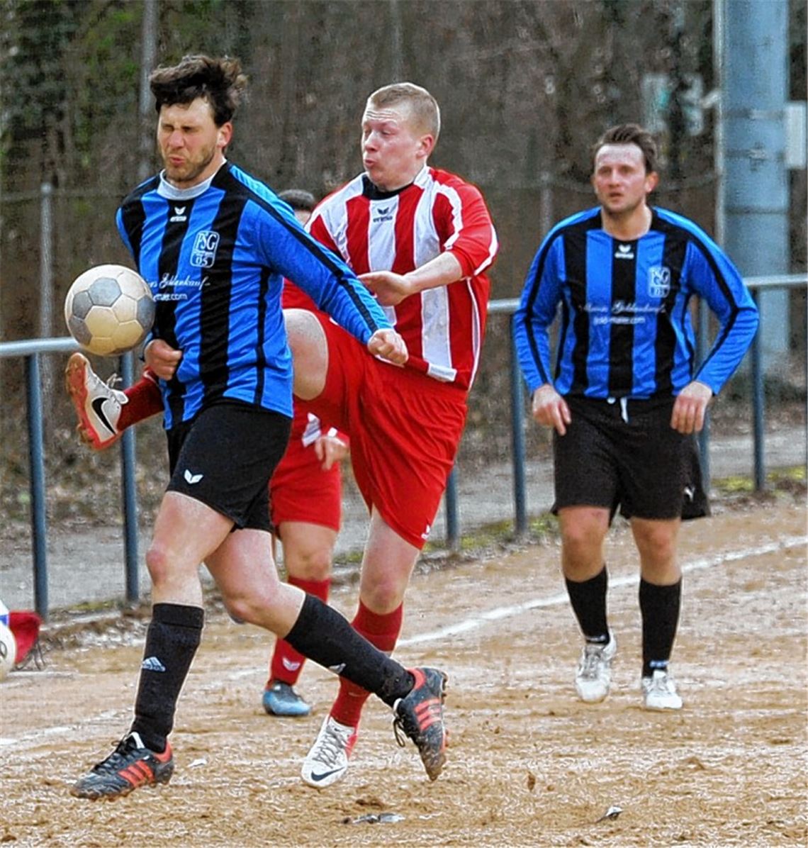 Der Türkische SV (rote Trikots) kommt gegen PSG Pforzheim nur zu einem 2:2. 