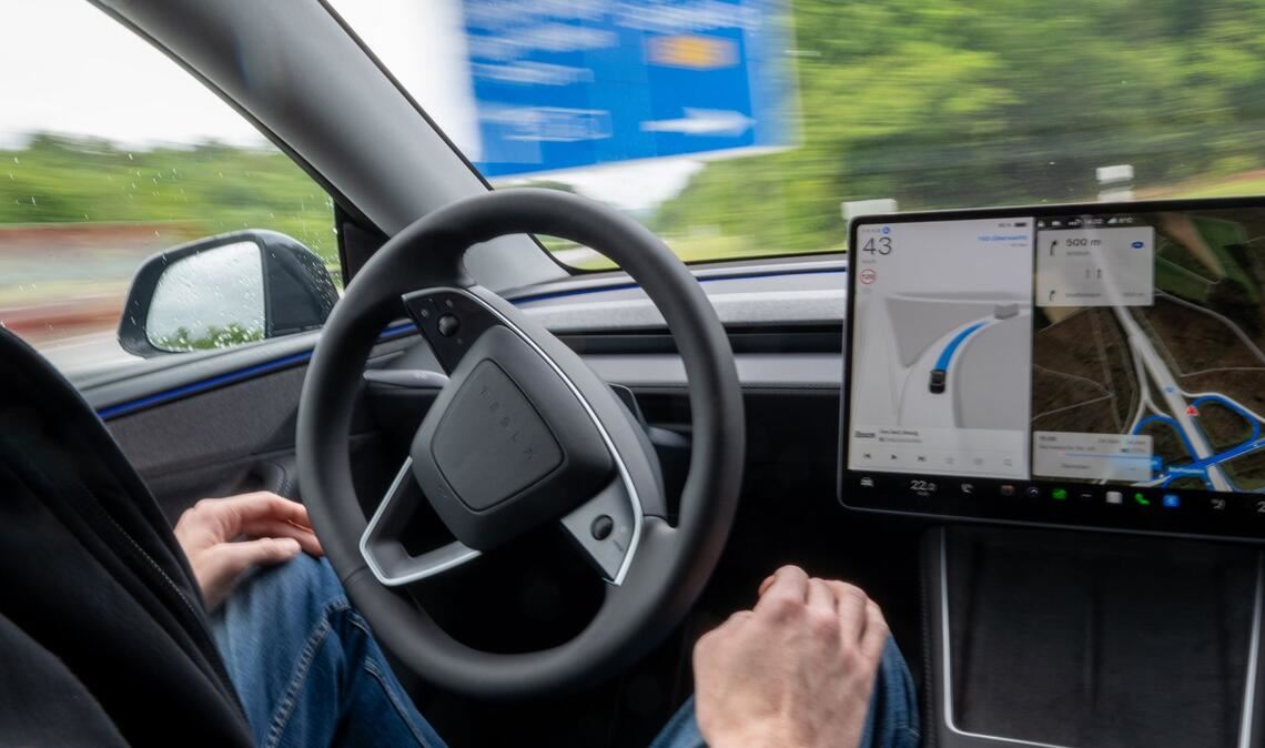 Der US-Elektroautobauer Tesla bemüht sich um die Zulassung von FSD in den europäischen Ländern (Archivbild)
