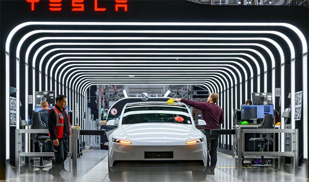 Der US-Elektroautobauer Tesla hat den Krankenstand in der Fabrik in Grünheide bei Berlin reduziert. (Archivbild)
