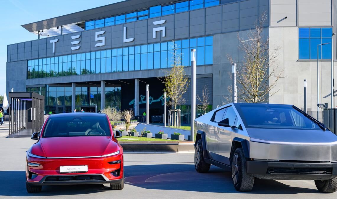 Der US-Elektroautobauer Tesla hat den Krankenstand in der Fabrik in Grünheide bei Berlin reduziert. (Archivbild)