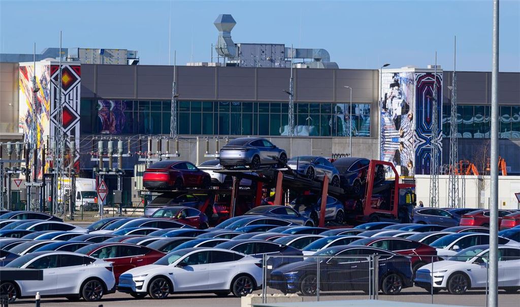 Der US-Elektroautobauer Tesla will die Zahl der Beschäftigten in seinem Werk in Grünheide erhöhen.(Archivbild)