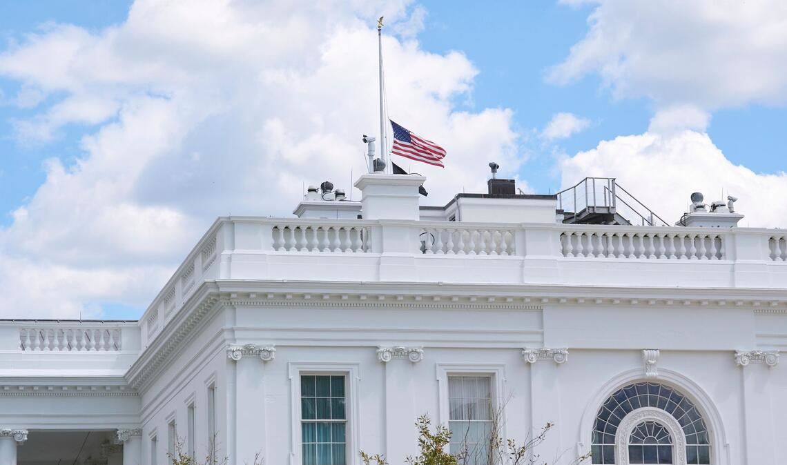 FBI prüft Terrorverdacht nach tödlichen Schüssen auf Kinder Der US-Präsident hat die amerikanische Flagge als Trauerbekundung auf halbmast setzen lassen.