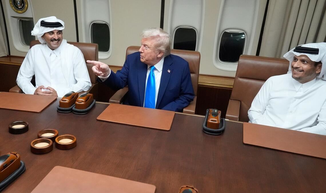 Der US-Präsident trifft den Emir von Katar und den Ministerpräsidenten des Landes an Bord der Air Force One.