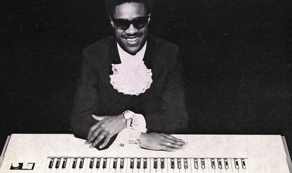 Der US-amerikanische Superstar Stevie Wonder mit dem Clavinet