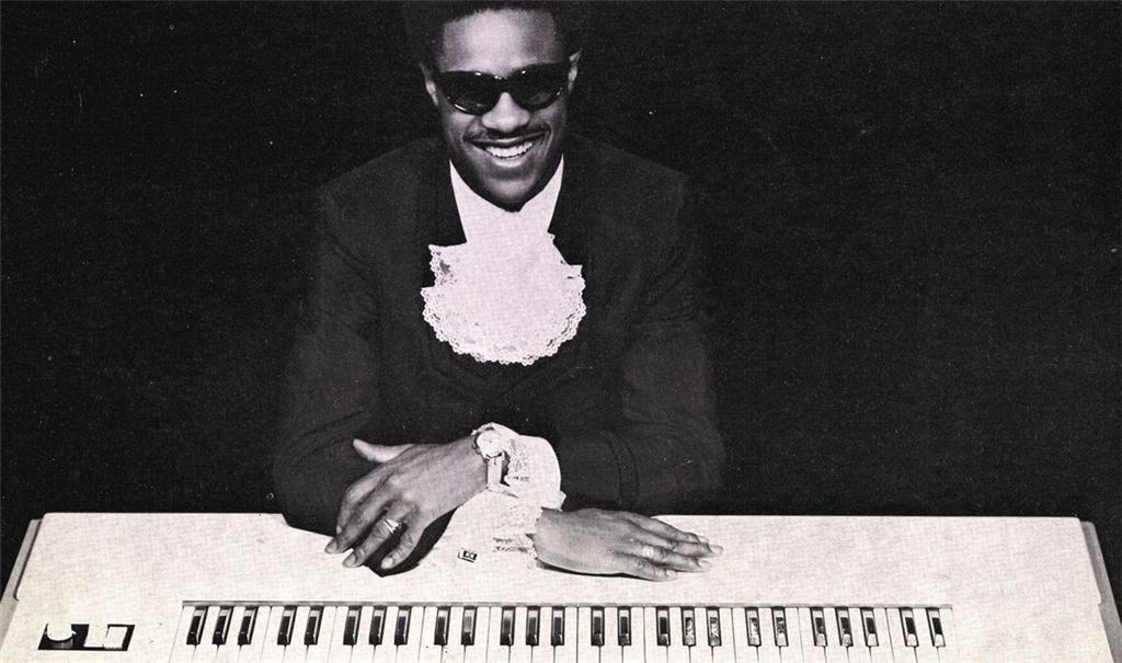 Der US-amerikanische Superstar Stevie Wonder mit dem Clavinet