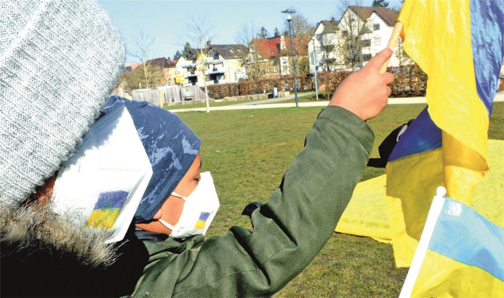 Der Ukraine-Krieg – hier eine Mahnwache 2022 in Mühlacker – ist allein der vielen Flüchtlinge wegen in der Region präsent. Helfen Waffen, Frieden zu schaffen? Archivfoto: Stahlfeld